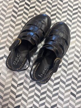b.o.c. Black Fisherman Sandals with Buckle size 39